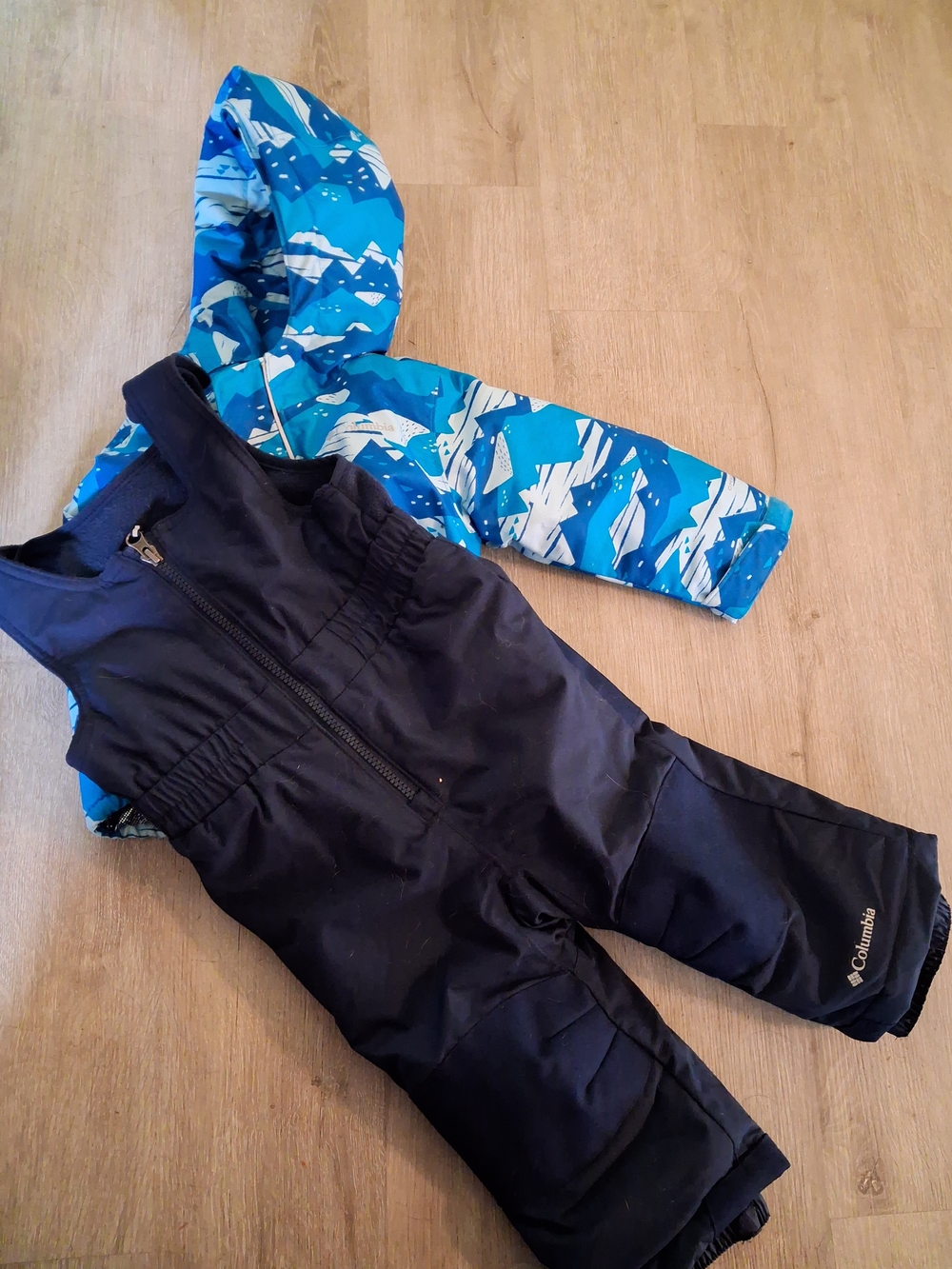 Columbia Blue Patterned Jacket with Black Snow Bibs